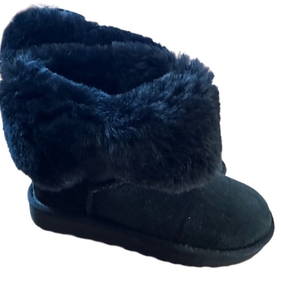 UGG Women’s Black Bailey Button II Short Boots Size 6 Genuine Shearling Fur - Picture 1 of 7
